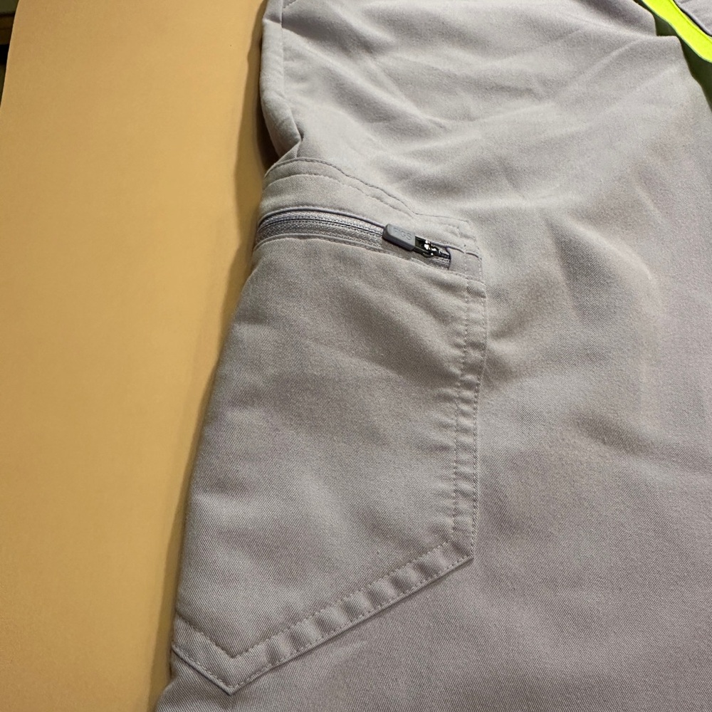 FIgs Lilac Jogger Scrubs EUC - Picture 6 of 10